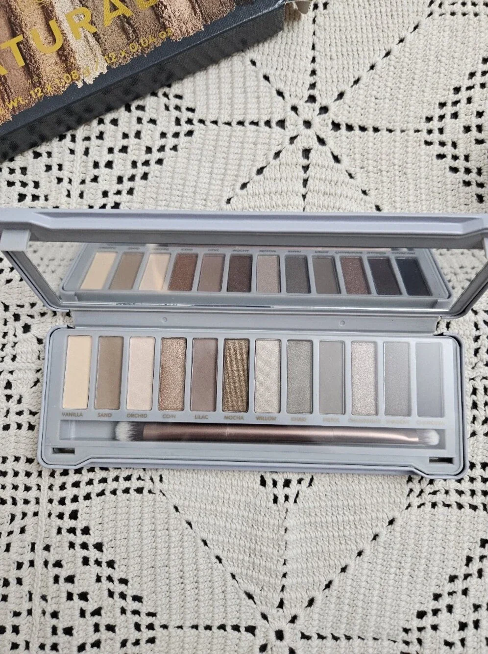 Lacura Two Naturals Eyeshadow Palette 12 Shades